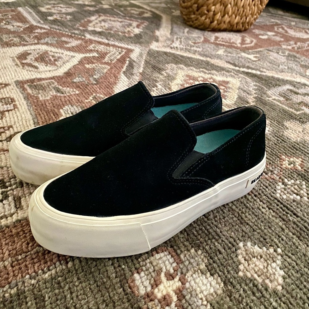 Women’s platform SeaVees
